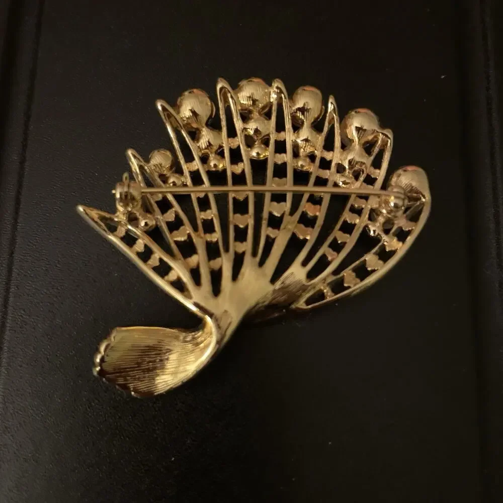 Vintage Unbranded Pin Brooch Gold tone Pearl Fan Classic 2.25